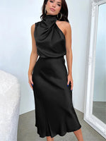 Vestido Feminino Midi Preto em Cetim com Gola Alta e Drapeado