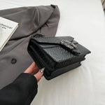 Bolsa Feminina com Corrente e Fivela Estilo Cobra Elegante Textura Croco Estilo Luxo